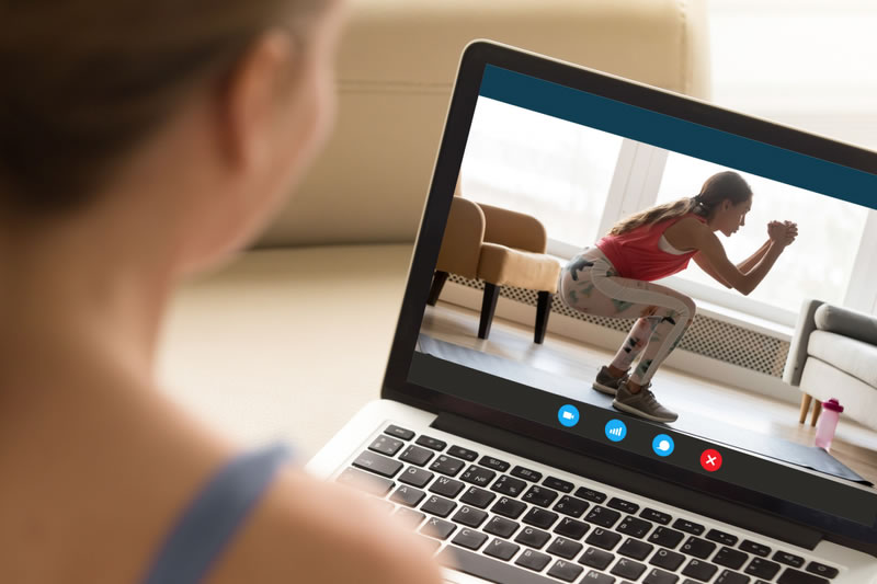 パソコンで筋トレの動画を見ている女性