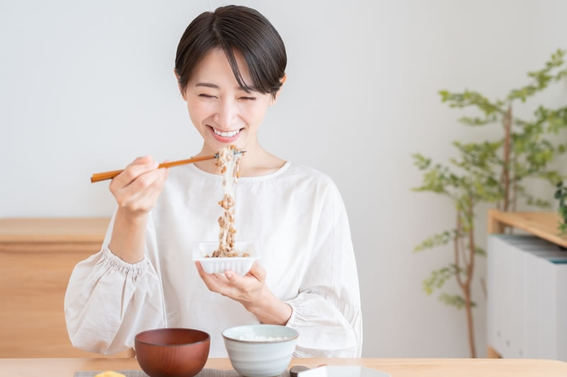 1日3食のバランスのいい食事をしている女性