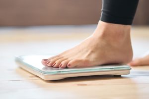 体重を測る女性