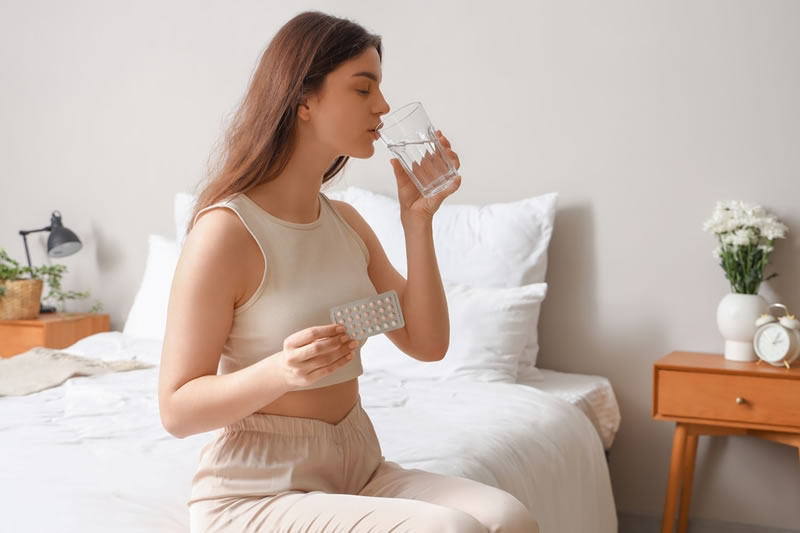 ピルを飲んでいる女性