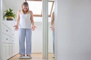 更年期で体重の変化に悩んでいる女性