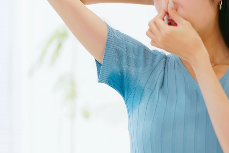 脇汗のにおいが気になっている女性