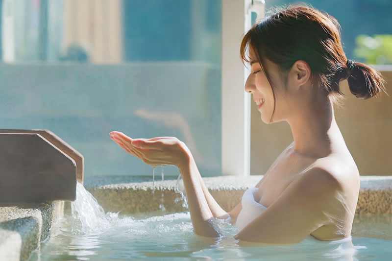 入浴して肌をやわらかくしている女性