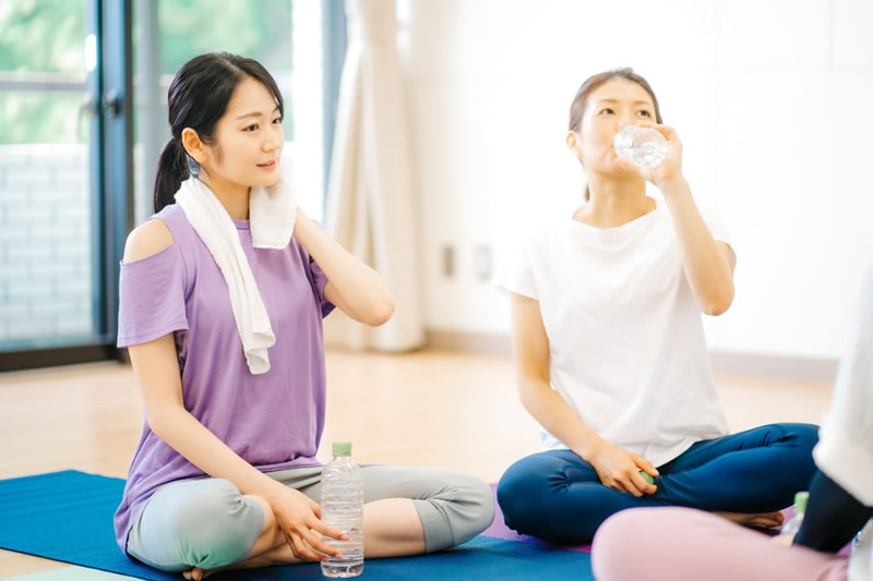 運動している女性たち