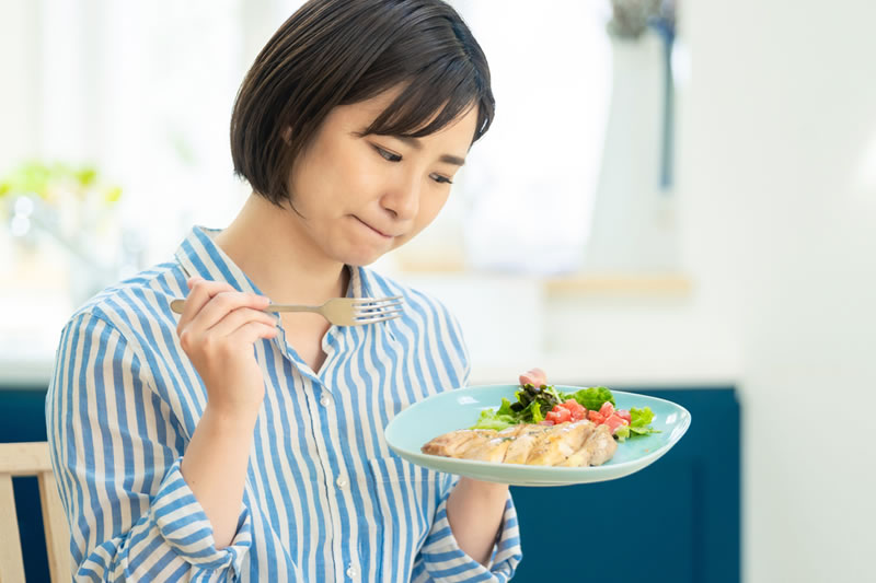 ダイエットのために食事制限をしている女性
