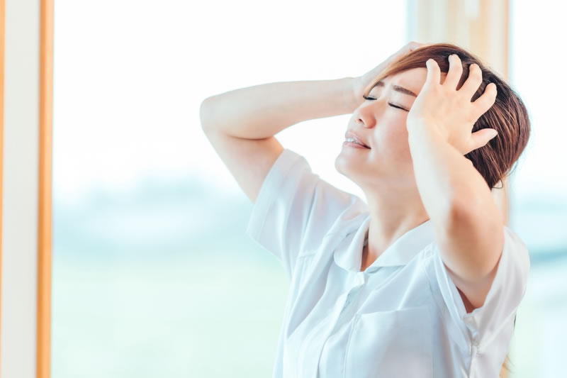 ダイエットでストレスが溜まってしまった女性