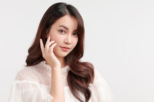 糸リフトの施術を受けた女性