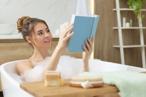 半身浴を楽しんでいる女性