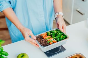 脚痩せのダイエットにいい食事をしている女性