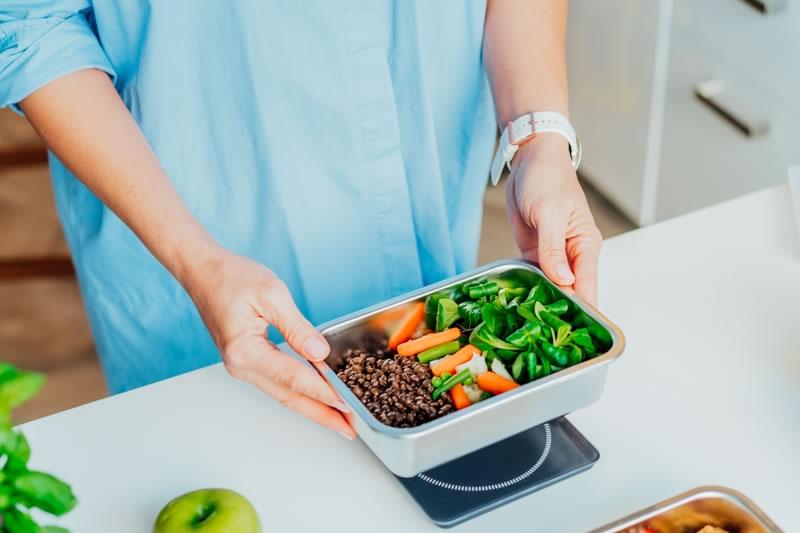 脚やせで食べてはいけないものはある?避けるべき食べ物やおすすめな食べ物、効果的な脚やせ方法をご紹介