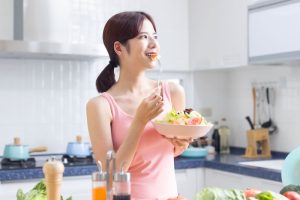 食事をしている女性