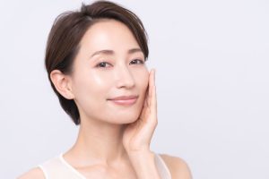 フェイスラインを気にする女性