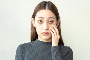 目元のクマに悩む女性