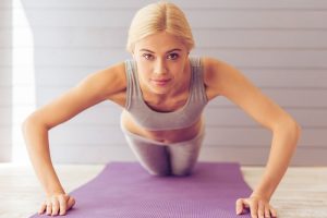 筋トレでバストアップをしている女性