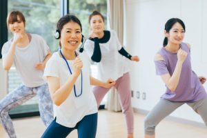 運動をしている40代女性