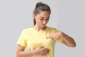 痩せた胸を取り戻す方法を探している女性