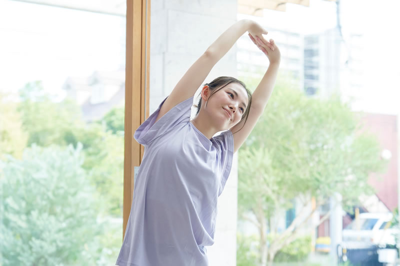 自宅で運動をしている女性