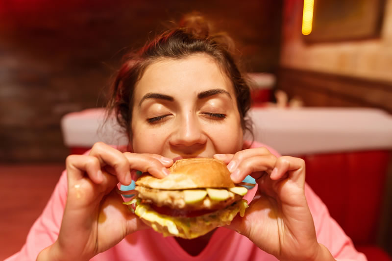 食欲が抑えられない女性
