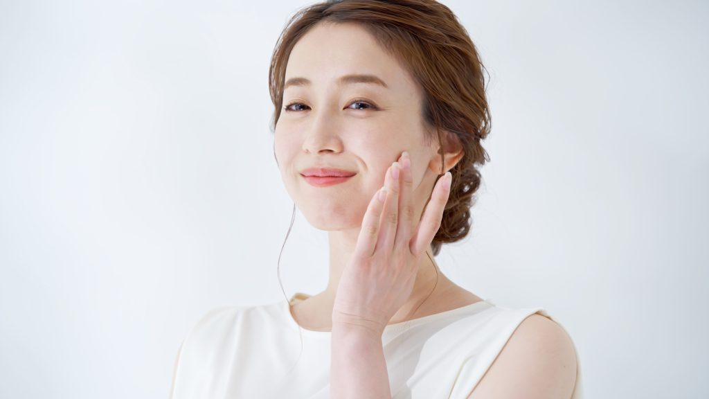 頬に手を添えている女性。年齢とともに変わる目元のイメージ