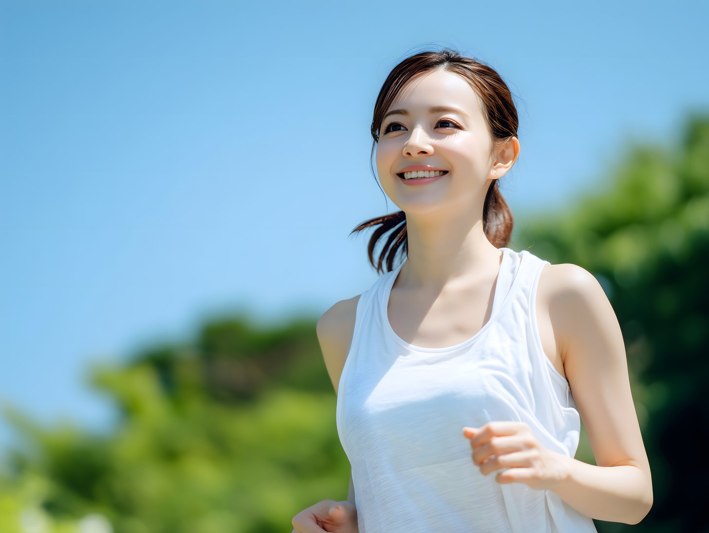 屋外でランニングする女性。術後に運動を再開する時期のイメージ