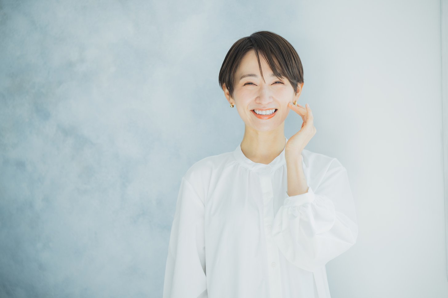 白いシャツの女性。二重整形後に学校へ戻る時期のイメージ