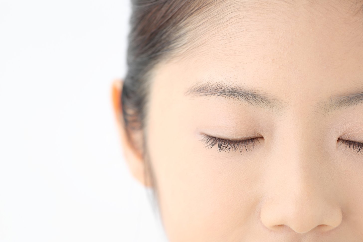目を閉じた女性の横顔。鼻整形後の腫れの経過のイメージ