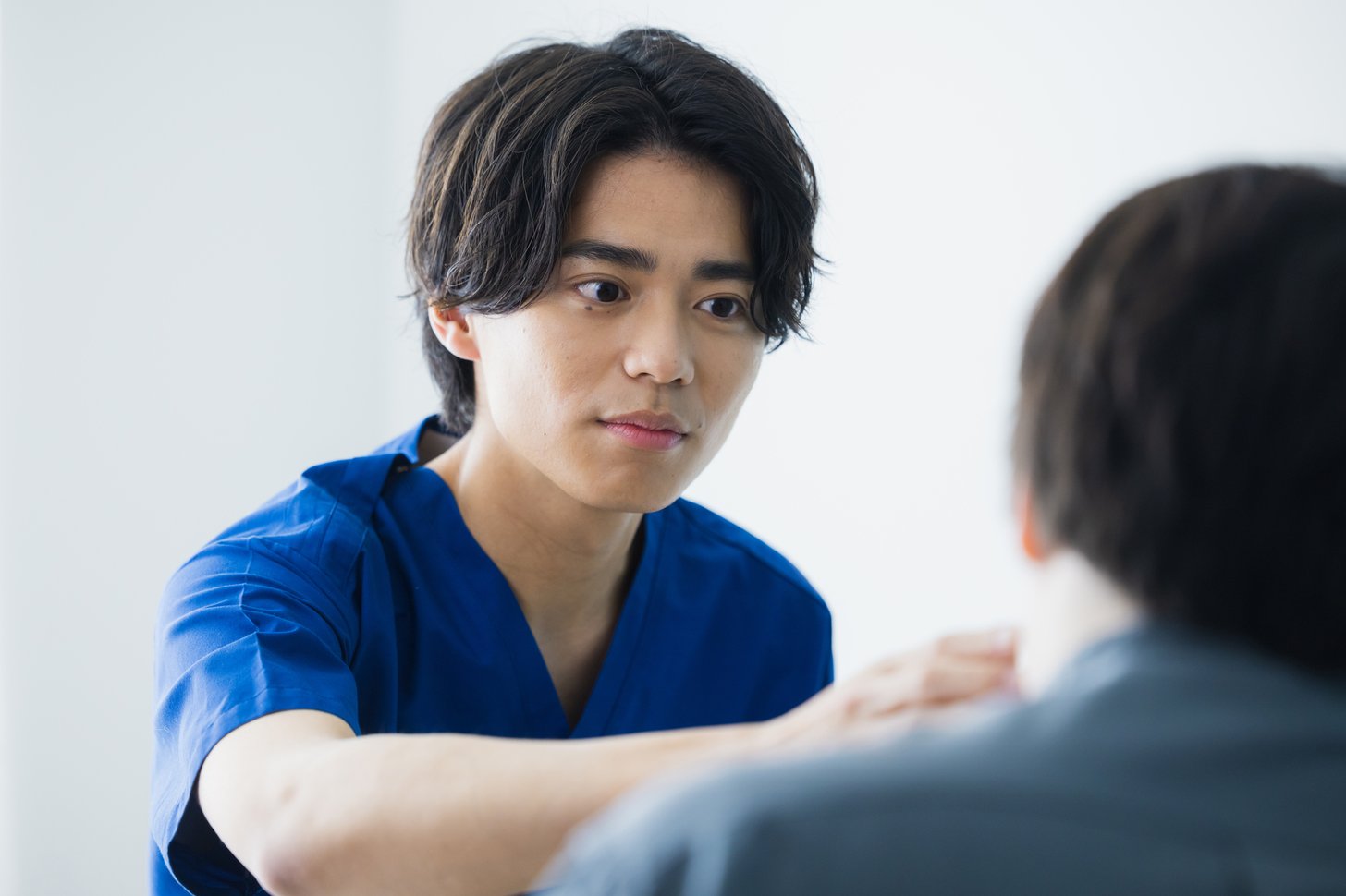 医師が患者に説明するカウンセリングの様子
