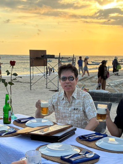 学会初日の夕方に訪れたバリ島のビーチサイドで食事をする水野博司医師