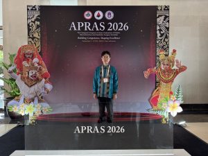 APRAS 2026の看板の前に立つ順天堂大学形成外科教授の水野博司医師