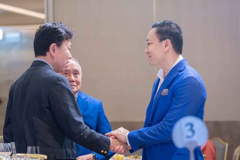 Faculty Dinnerで握手を交わす美容外科医