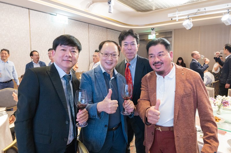 Faculty Dinnerで乾杯する各国の美容外科医
