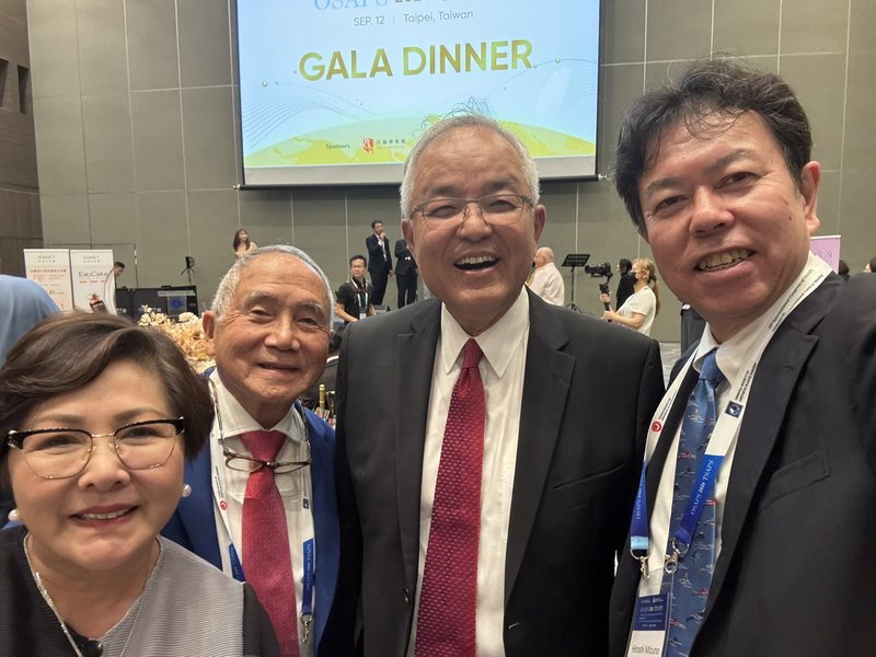 Gala Dinnerの会場で各国の美容外科医と写る水野博司医師