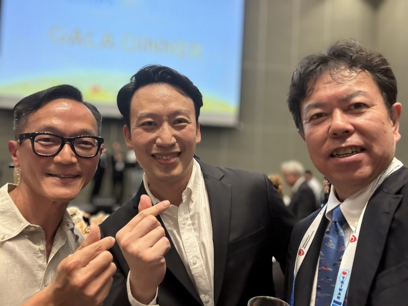 Gala Dinnerで海外の美容外科医と写る水野博司医師