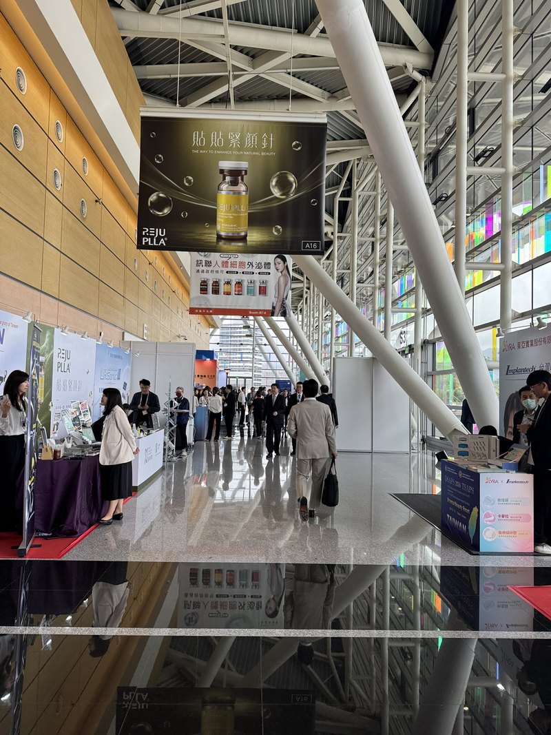 台北南港展覧館の会場ロビーに並ぶ企業の展示ブース