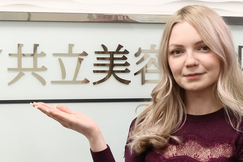 名古屋院を案内する女性