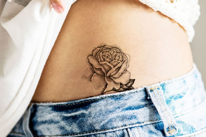 腰にある薔薇の刺青