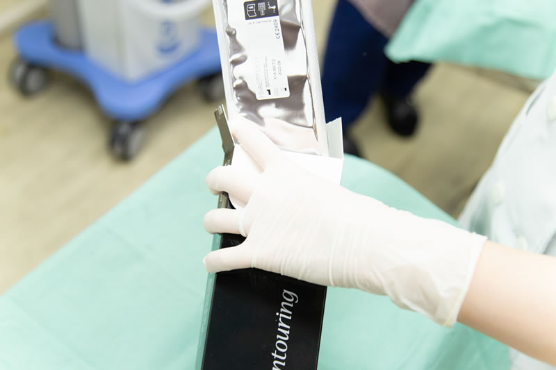 豊胸用のヒアルロン酸を取り出すところ