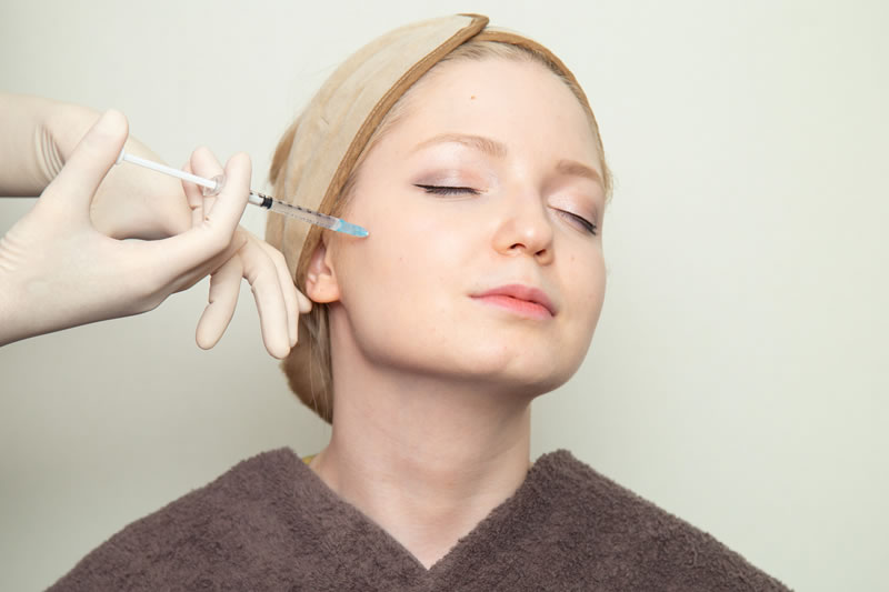 顔のしわにボトックスを注入しているところ