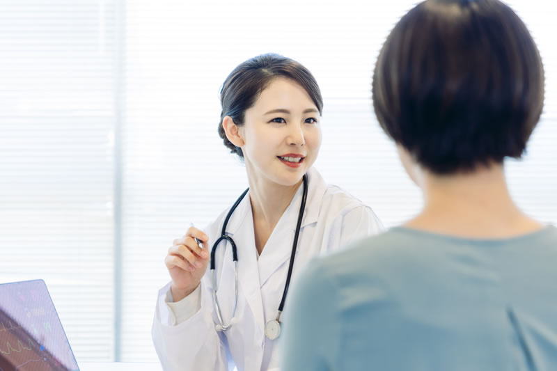 豊胸施術を受ける前に医師のカウンセリングを受ける女性