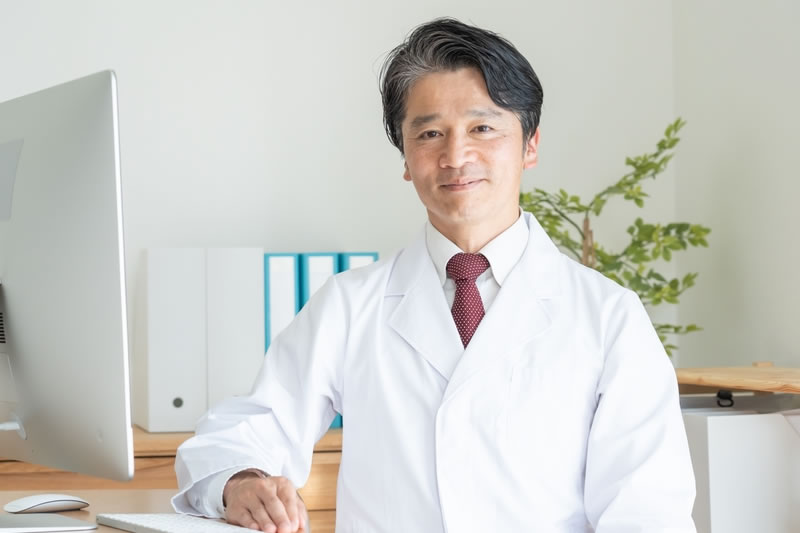 福岡で太ももの脂肪吸引を受けるクリニックを選ぶ際のポイントを説明する医師