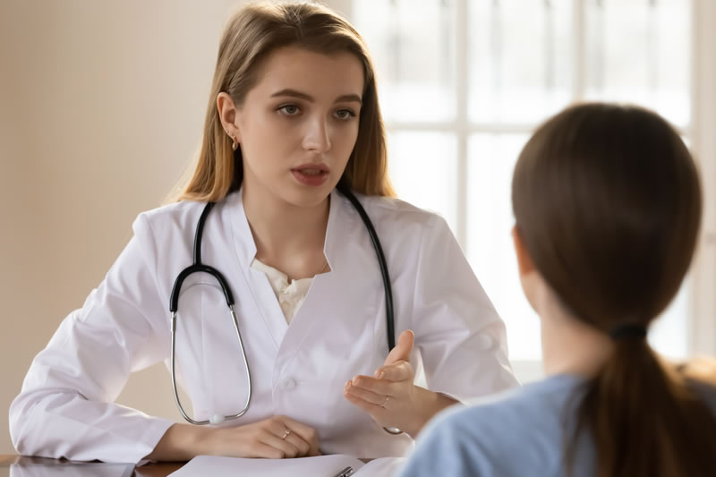 カウンセリングをしている医師