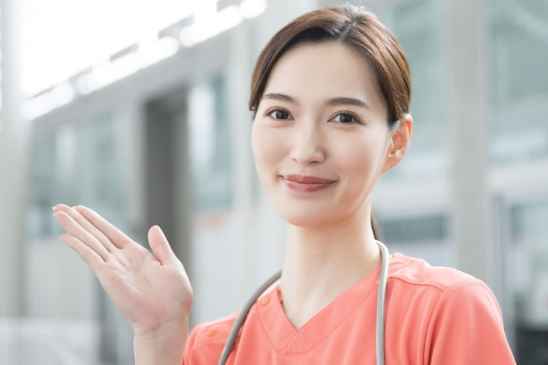 全切開の詳細を説明している看護師
