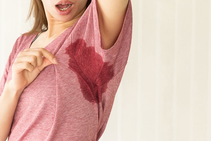 脇汗が気になっている女性