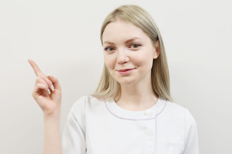 ハイドラフェイシャルは意味ないといわれる理由を説明している看護師