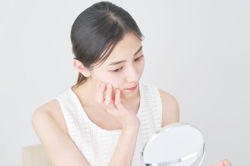 毛穴の汚れが気になる女性
