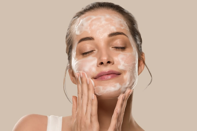 洗顔している女性