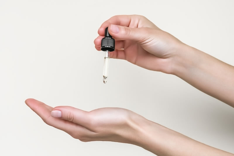 顔の保湿をしているところ