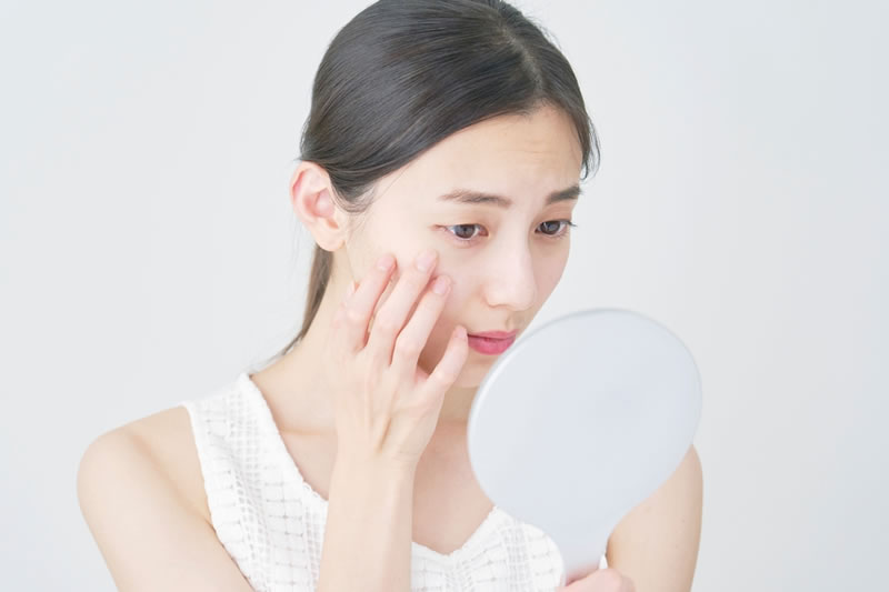 顔の脂肪吸引を考えている女性