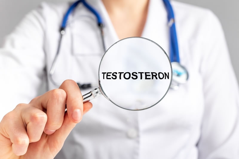 テストステロンの説明をする看護師