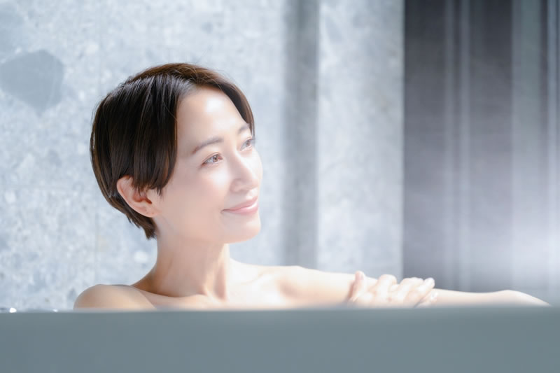 入浴している女性